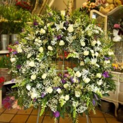 Corona de defunción: 
Redonda flor variada