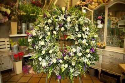 Corona de defunción: 
Redonda flor variada
