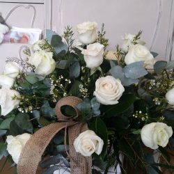 CENTRO DE ROSAS BLANCAS PARA REGALAR (PEQUEÑO)