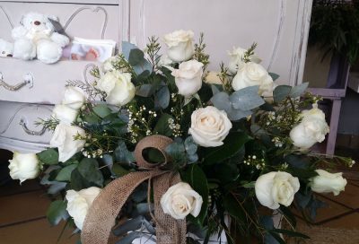 CENTRO DE ROSAS BLANCAS PARA REGALAR (PEQUEÑO)