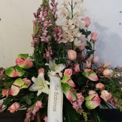 Centro funerario de flor variada (pequeño)