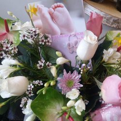 CESTA DE FLORES NACIMIENTO BEBÉS + TARJETA