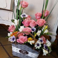CESTA DE ROSAS Y ANÉMONAS PARA REGALAR
