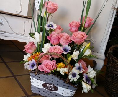 CESTA DE ROSAS Y ANÉMONAS PARA REGALAR