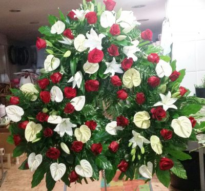 Corona de defunción: Lilium, Rosas y Anthurium (pequeña)