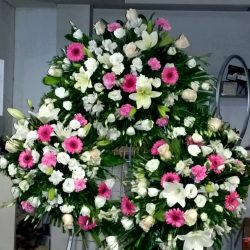 Corona de defunción de 3 cabezales y flor variada