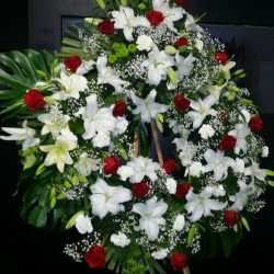 Corona de defunción: Lilium y Rosas