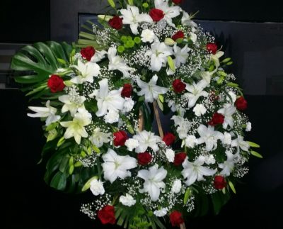 Corona de defunción: Lilium y Rosas